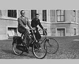 Prins Bernhard op de fiets